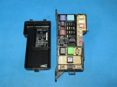 Блок предохранителей Toyota Harrier MCU15 1MZ 1998