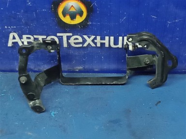 Крепление противотуманной фары переднее правое  Mitsubishi Pajero V75W 6G74 1999 