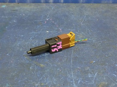 Концевик под педаль тормоза Nissan Juke NF15  MR16DDT 2013 