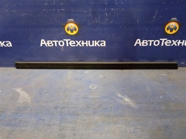 Уплотнитель стекла двери передний правый Suzuki Solio MA26S K12C 2017