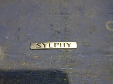 Эмблема задняя Nissan Bluebird Sylphy FG10  QG15DE 2005 