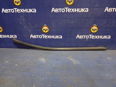 Молдинг стекла передний правый Nissan Nv200  VM20 HR16DE 2011 