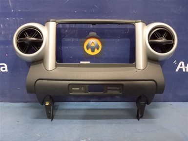 Консоль магнитофона Toyota Ist NCP61 1NZ-FE  2006 