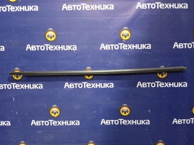 Молдинг стекла передний правый Nissan Note  E11 HR15DE 2012 