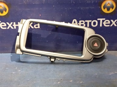 Консоль магнитофона Toyota Vitz KSP130 1KR-FE  2012 