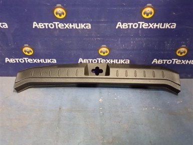 Накладка замка багажника задняя Nissan Note  E11 HR15DE 2012 