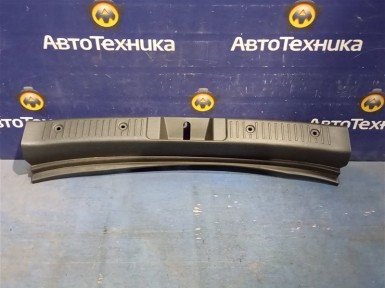 Накладка замка багажника задняя Toyota Ist  NCP61 1NZ-FE 2005 