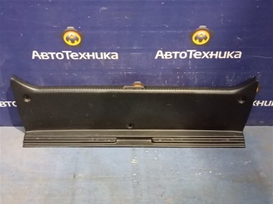 Накладка замка багажника задняя Toyota Mark 2 JZX110 1JZ-FSE 2002