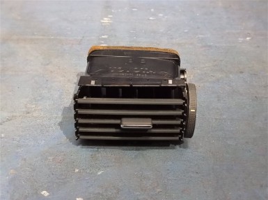 Решетка вентиляционная передняя правая Toyota  Avensis AZT251W 2AZ-FSE 2008 