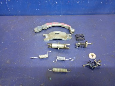 Механизм стояночного тормоза задний левый  Toyota Mark 2 JZX110 1JZ-FSE 2002 