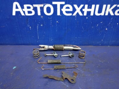 Механизм стояночного тормоза задний правый  Toyota Vitz KSP130 1KR-FE 2012 