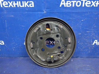 Щиток тормозного механизма задний правый Honda Stream RN6 R18A 2010