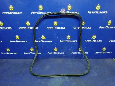 Уплотнитель багажника задний Toyota Vitz  SCP13 2SZ-FE 2003 