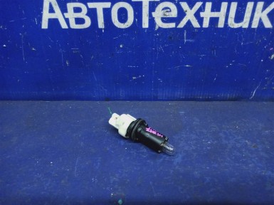 Цоколь лампы передний Toyota Wish ZNE14G  1ZZ-FE 2003 