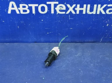 Цоколь лампы передний Toyota Wish ZNE14G  1ZZ-FE 2003 