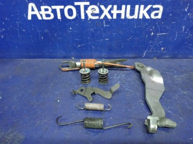 Механизм стояночного тормоза задний правый  Toyota Corolla Fielder NZE141G 1NZ-FE 2010 