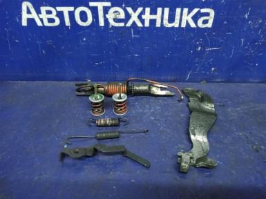 Механизм стояночного тормоза задний правый  Toyota Corolla Spacio NZE121N 1NZ-FE 2002 