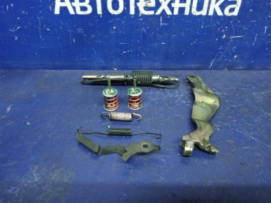 Механизм стояночного тормоза задний левый  Toyota Corolla Spacio NZE121N 1NZ-FE 2002 