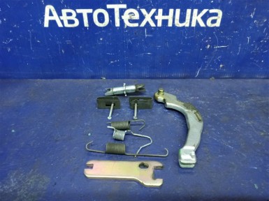 Механизм стояночного тормоза задний левый  Toyota Ist NCP61 1NZ-FE 2005 