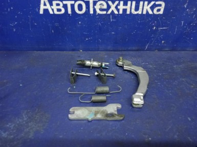 Механизм стояночного тормоза задний левый Toyota Ist NCP61 1NZ-FE 2006