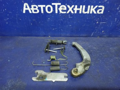 Механизм стояночного тормоза задний правый Toyota Ist NCP61 1NZ-FE 2006