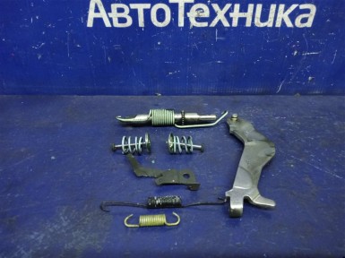Механизм стояночного тормоза задний левый  Toyota Premio ZZT240 1ZZ-FE 2002 