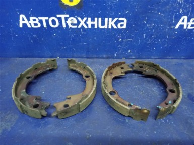 Тормозные колодки задние Toyota Ist NCP61  1NZ-FE 2006 