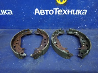 Тормозные колодки задние Toyota Premio ZZT240 1ZZ-FE 2002