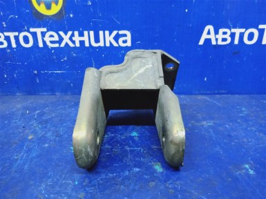 Кронштейн опоры двигателя передний Mitsubishi  Ek Wagon H81W 3G83 2002 