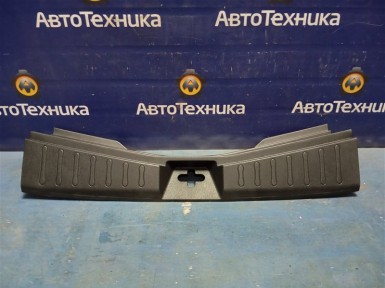 Накладка замка багажника задняя Nissan Note E12 HR12DDR 2012