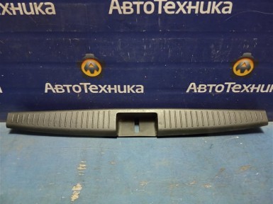 Накладка замка багажника задняя Toyota Vitz  SCP10 1SZ-FE 2004 