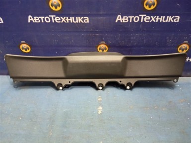 Обшивка двери багажника верхняя Toyota Yaris KSP210 1KR-FE 2020