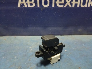 Кнопка стеклоподъёмника задняя правая Nissan  Bluebird Sylphy QG10 QG18DE 2004 