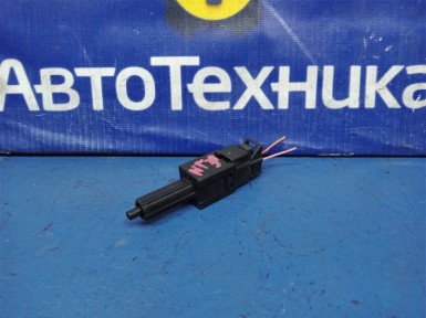 Концевик под педаль тормоза Nissan X-trail  NT30 QR20DE 2004 